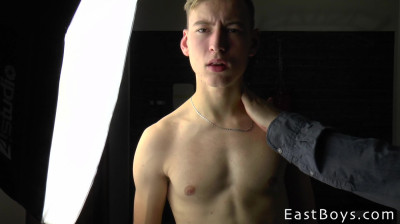 Tiener aan zijn pik getrokken van onderaf gefilmd GEIL!