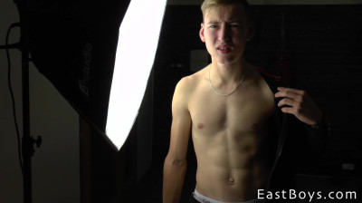 Tiener aan zijn pik getrokken van onderaf gefilmd GEIL!