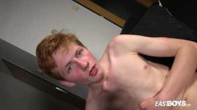 Roodharige jongen met mooie grote roze pik wordt bevredigd