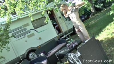 Boy afgetrokken op de camping in een camper