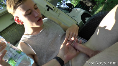 Boy afgetrokken op de camping in een camper