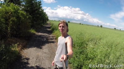 Schattige jongen naakt met zijn blote piemel