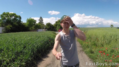 Schattige jongen naakt met zijn blote piemel