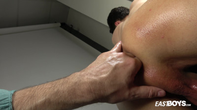 Dunne jongen met keiharde pik wordt gevingerd in zijn strakke poepgaatje