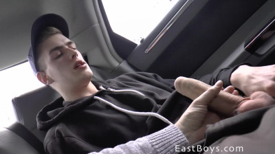 Jongen met hele grote pik wordt stiekem afgetrokken in de auto
