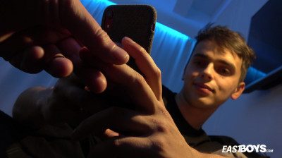 Jonge knappe tienerjongen wordt afgetrokken terwijl hij naakt vastgebonden is