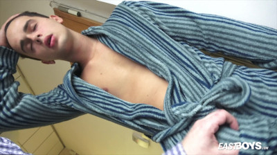 Penis massage van een jonge knaap zonder haren op zijn geslachtsdelen