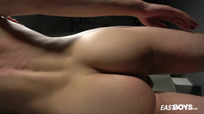 Tienerjongen met mooie piemel wordt gevingerd