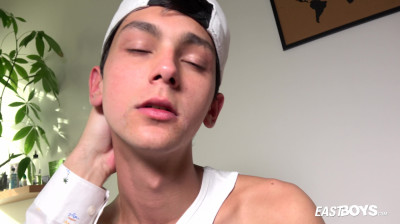 Kleine slanke jongen privé video piemel masseren