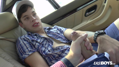 Oppikken van een leuke jongen met de auto en zijn piemel masseren