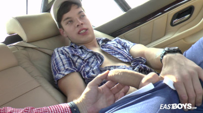 Oppikken van een leuke jongen met de auto en zijn piemel masseren