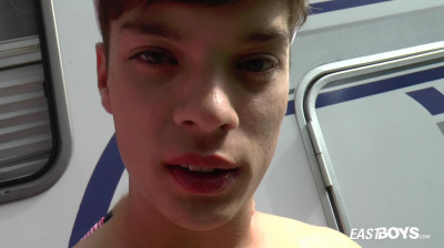 Oppikken van een leuke jongen met de auto en zijn piemel masseren