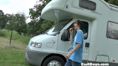 Kleine jongen zit aan zijn piemel op de camping