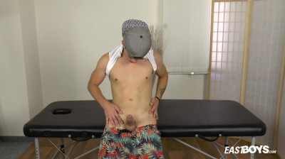 Leuke gay jongen wordt afgetrokken door iemand