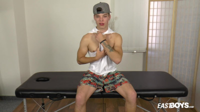 Leuke gay jongen wordt afgetrokken door iemand