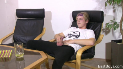 Casting van een jonge blonde tienerjongen die zich aftrekt