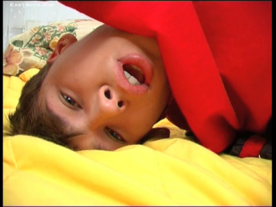 Tiener masturbeert op zijn slaapkamer grote lul