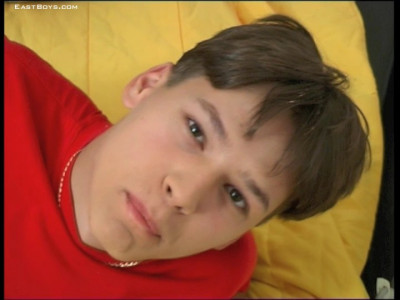 Tiener masturbeert op zijn slaapkamer grote lul