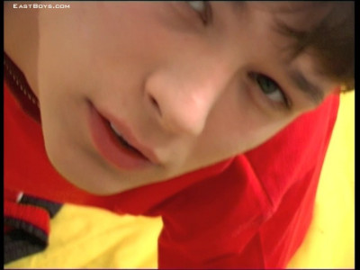 Tiener masturbeert op zijn slaapkamer grote lul