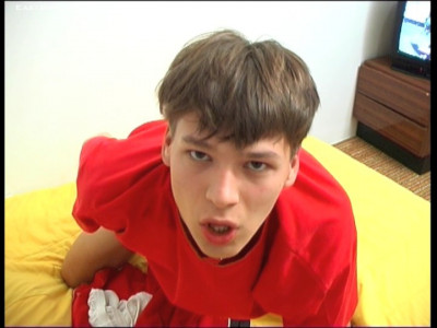 Tiener masturbeert op zijn slaapkamer grote lul