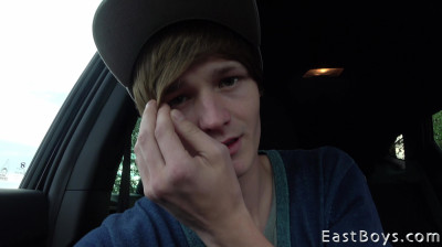 Tiener jongen aftrekken in de auto