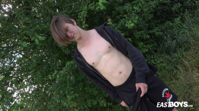 Mooie jongen met een grote penis strakke voorhuid