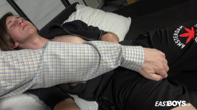 Mooie jongen met een grote penis strakke voorhuid