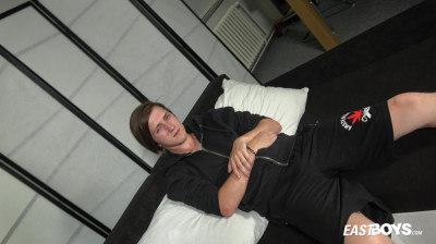 Mooie jongen met een grote penis strakke voorhuid